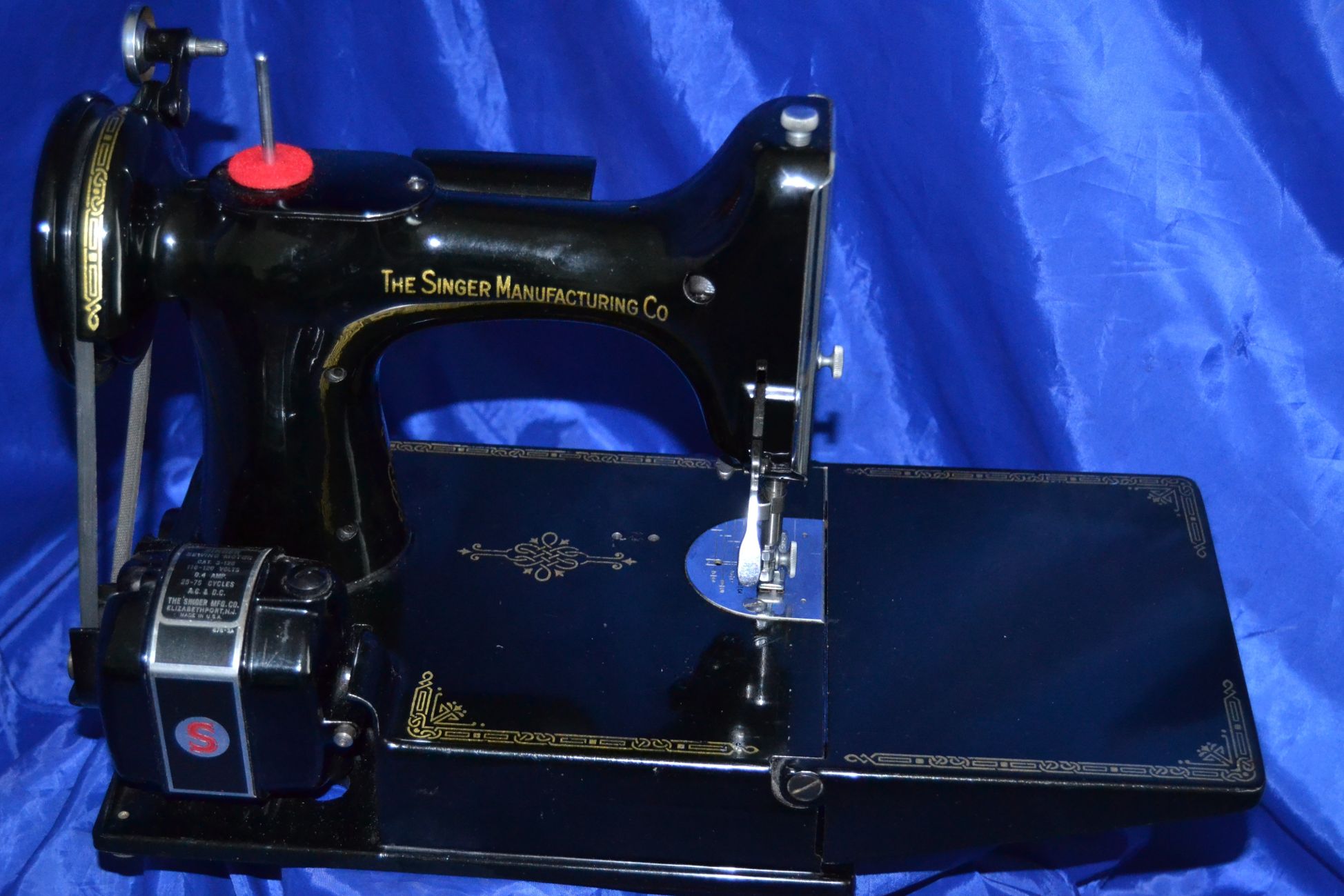 SINGER 221 FEATHERWEIGHT SEWING MACHINE A BEAUTY CENTENNIAL 1851-1951